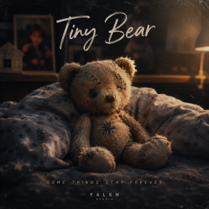 Tiny Bear Cover von FALKN mit Teddybär im warmen Licht